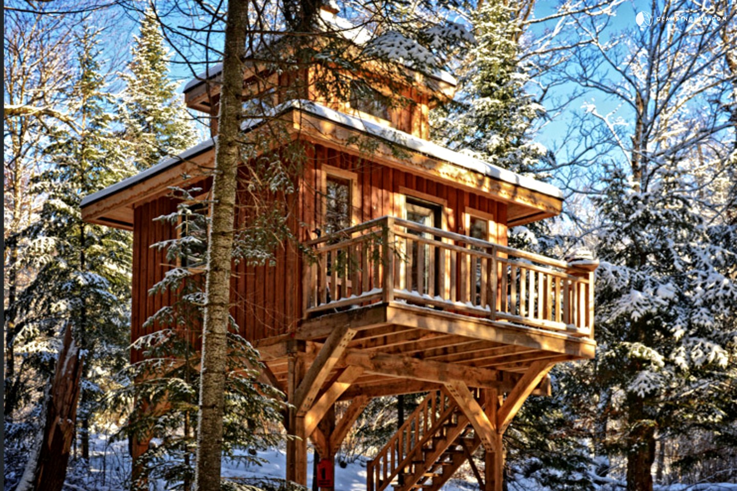 Lakefront Tree House Rental near Montreal